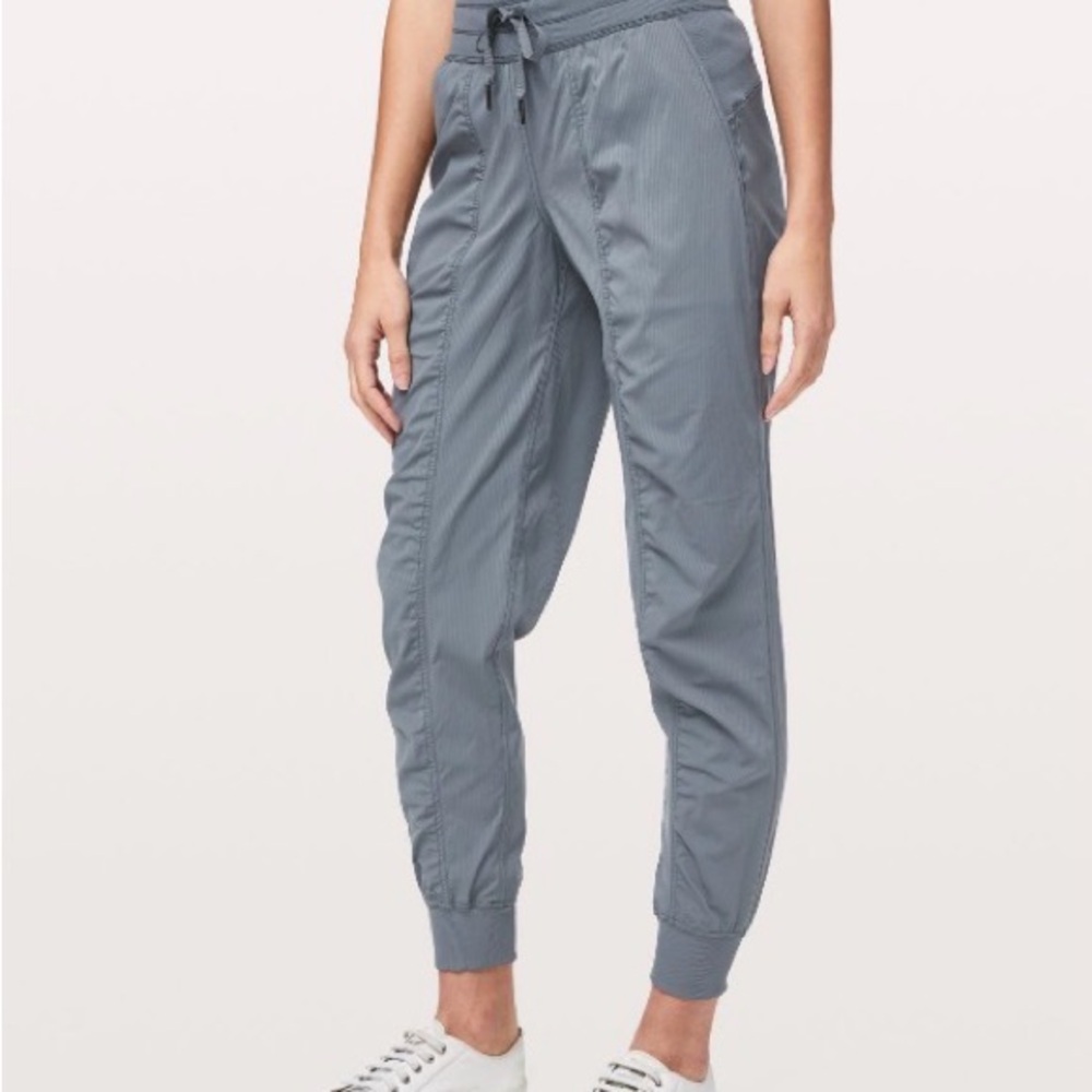 Dance Studio Mid-Rise Jogger
Full length Stream blue